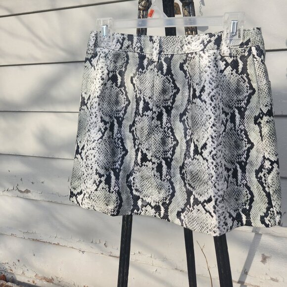 Sexy little Wild Honey - faux leather snake skin skirtwith front zipper & pocket - Picture 2 of 4